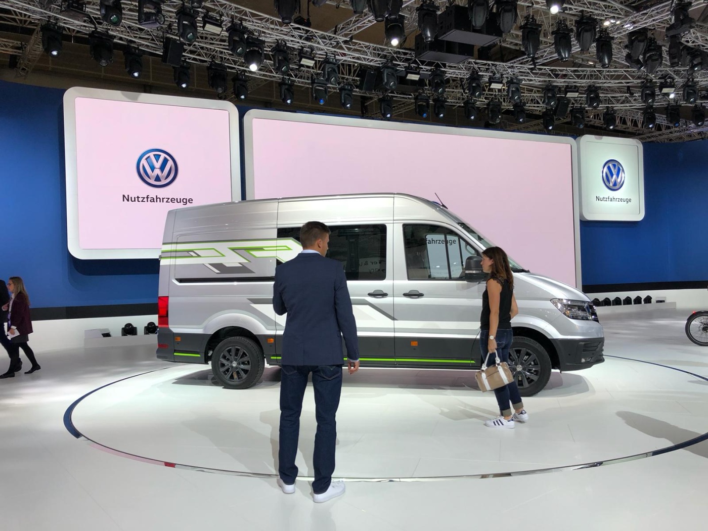 Slideshow Bild - Bis zu 500km Reichweite verspricht die Studie des VW Crafter HyMotion mit Brennstoffzellenantrieb.